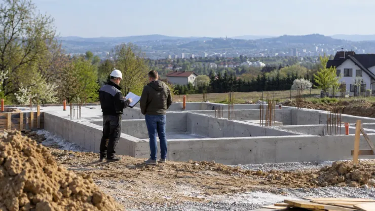 Kierownik budowy i inwestor podczas odbioru etapu na budowie