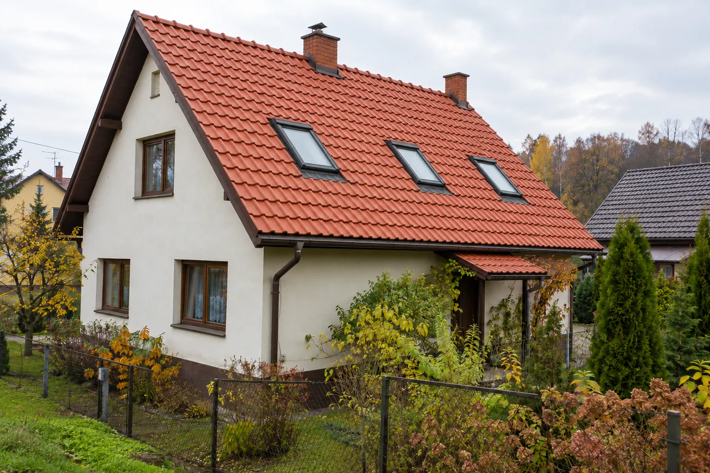 Ten sam dom z nową czerwoną dachówką ceramiczną i trzema oknami dachowymi
