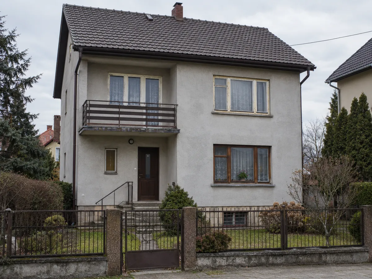 Dom z lat 80. ze starymi, pożółkłymi oknami